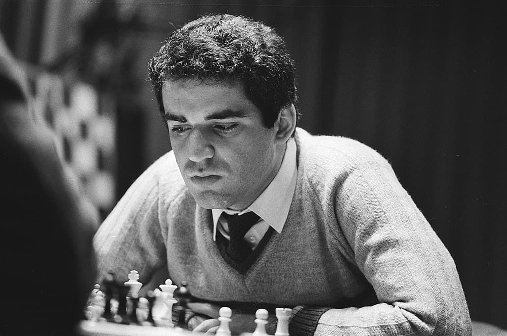 Anatoly Karpov vs Garry Kasparov (King's Indian Defense