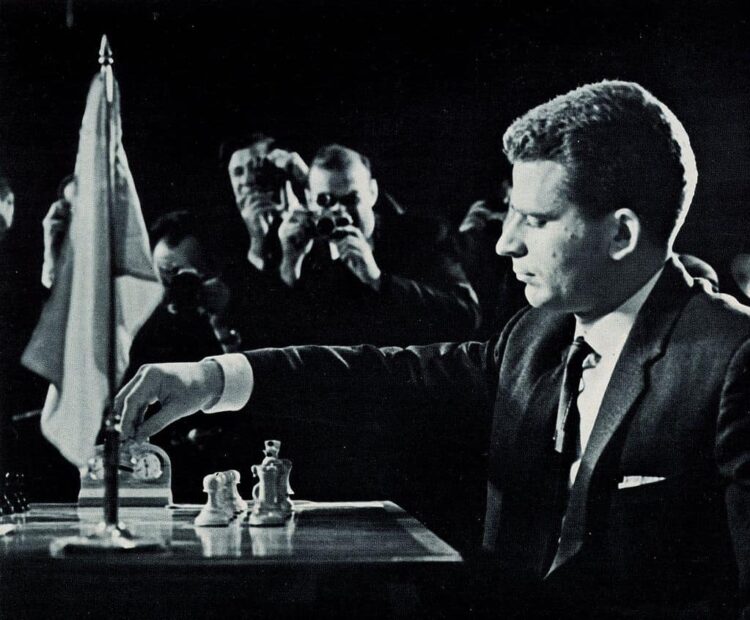 Boris Spassky sacs the g Pawn and opens a route towards Petrosian´s King  (1969) - video Dailymotion